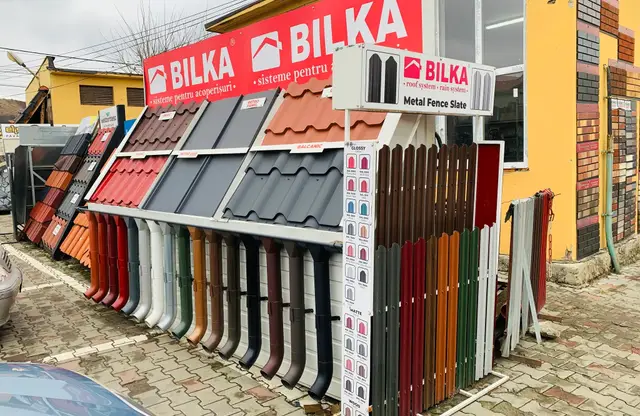 Expozitor Bilka cu țiglă metalică, jgheaburi și șipcă de gard în mai multe culori