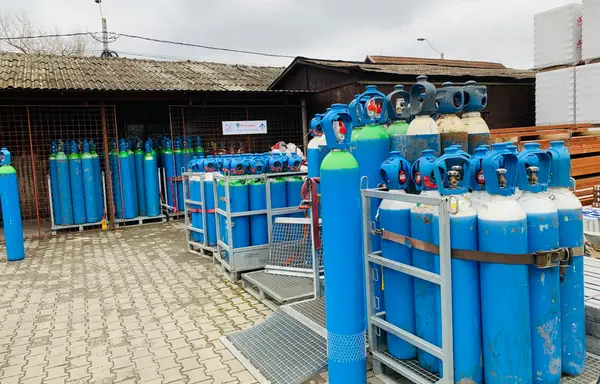 Butelii de oxigen și gaze tehnice Air Liquide în curtea magazinului