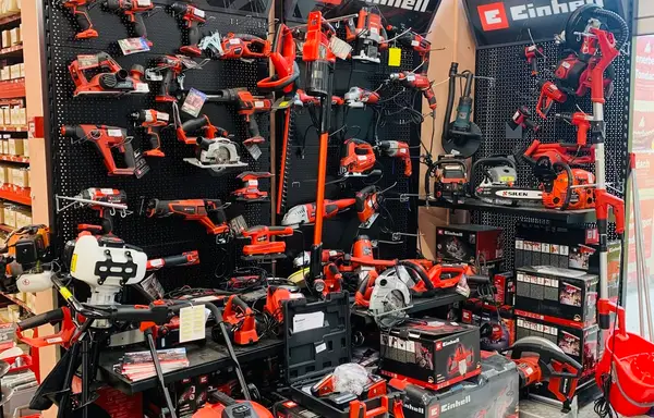Raft cu scule electrice și pe acumulator Einhell pe panou perforat