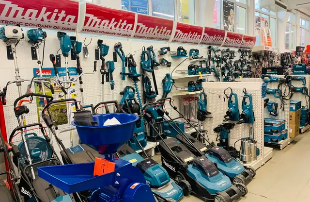 Raion Makita cu mașini de tuns iarba, motocoase și scule electrice
