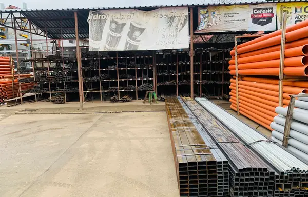 Depozit acoperit cu profile metalice, țeavă și tuburi PVC