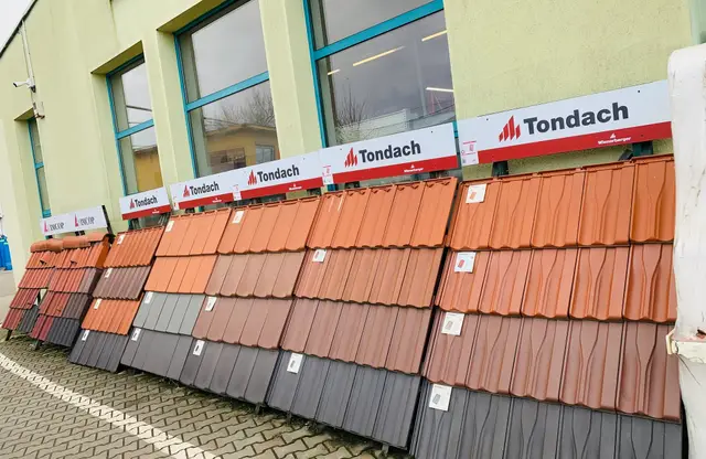 Panouri cu țiglă ceramică Tondach expuse în curtea magazinului